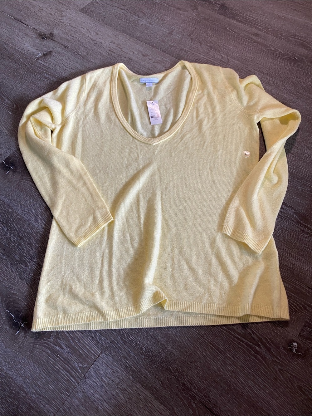 New York & Company Soft Yellow V-Neck Sweater size L NWT